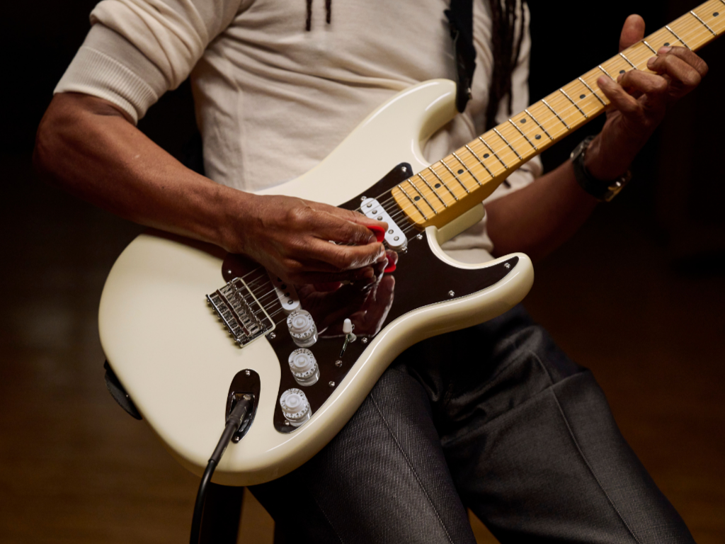 Guitar effects. Fender фото человека. Фото знаменитых певцов с гитарой стратокастер.